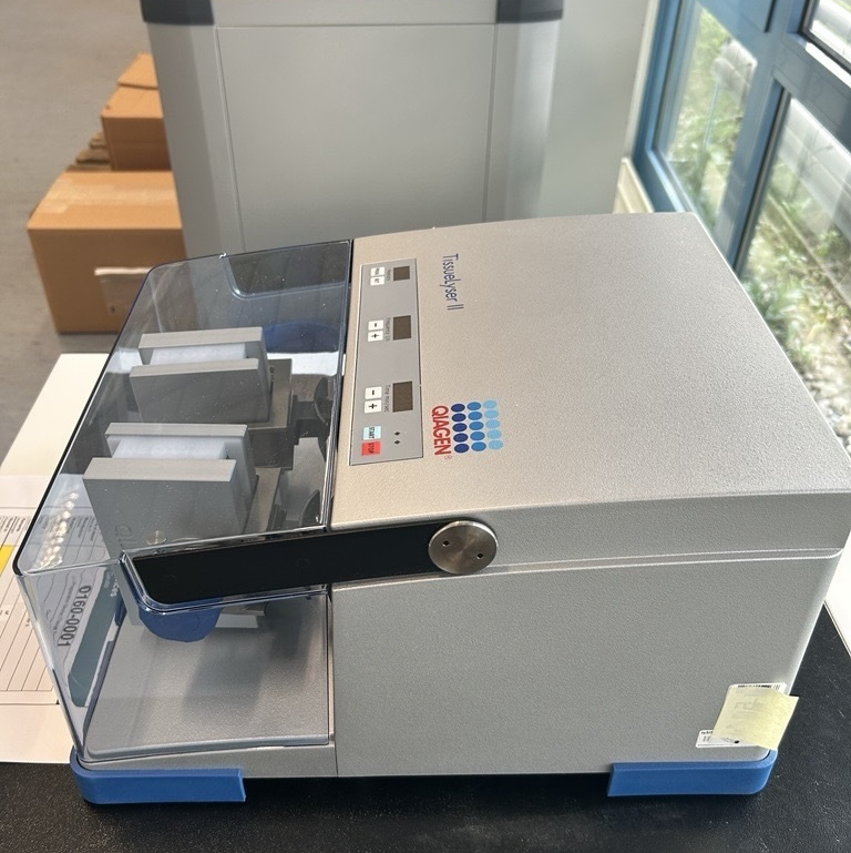 Used Tissue Treatment - Qiagen - Lyser II - BTH125