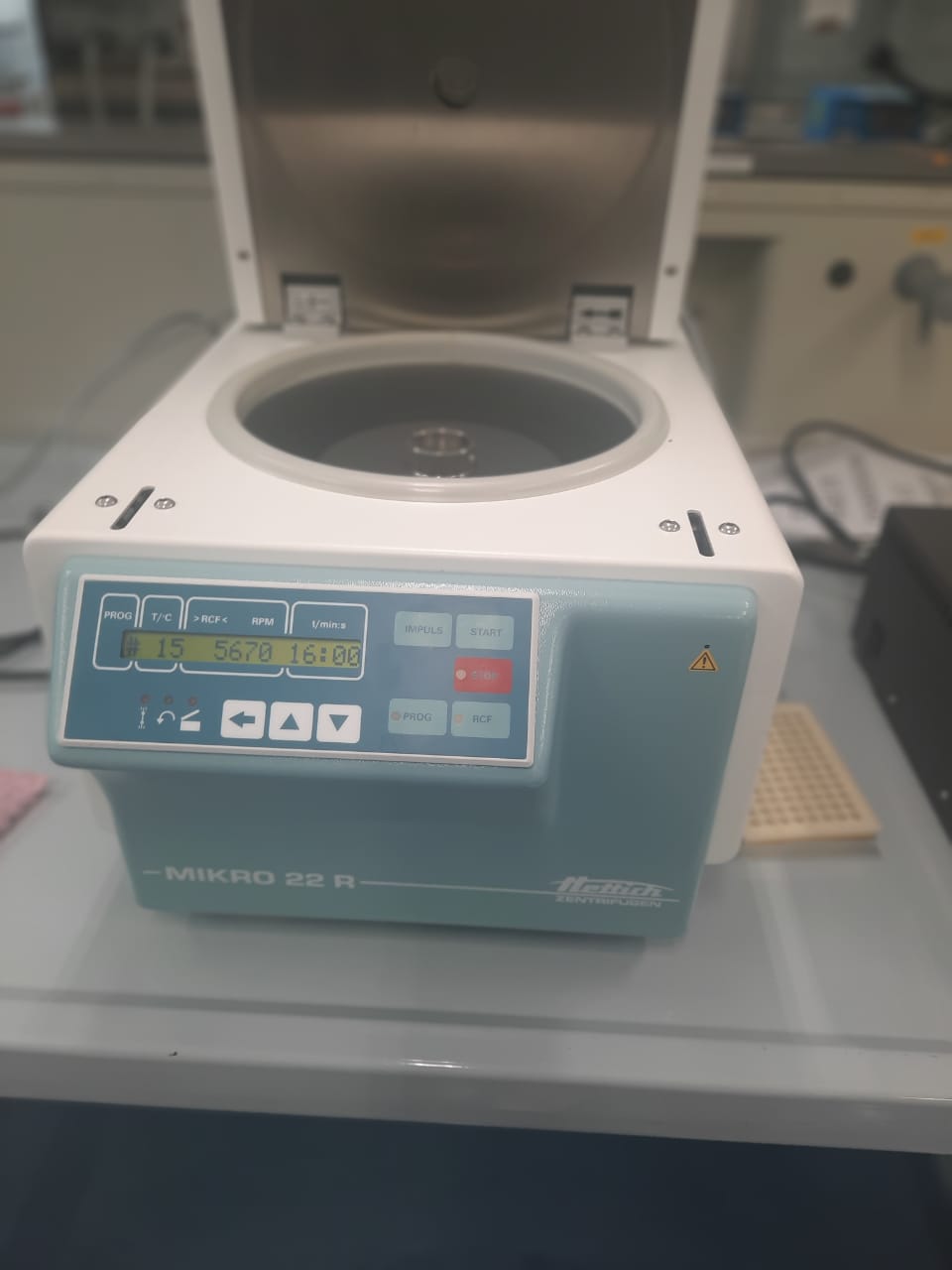Used Refrigerated Benchtop Centrifuge - Andreas Hettich - CT4734