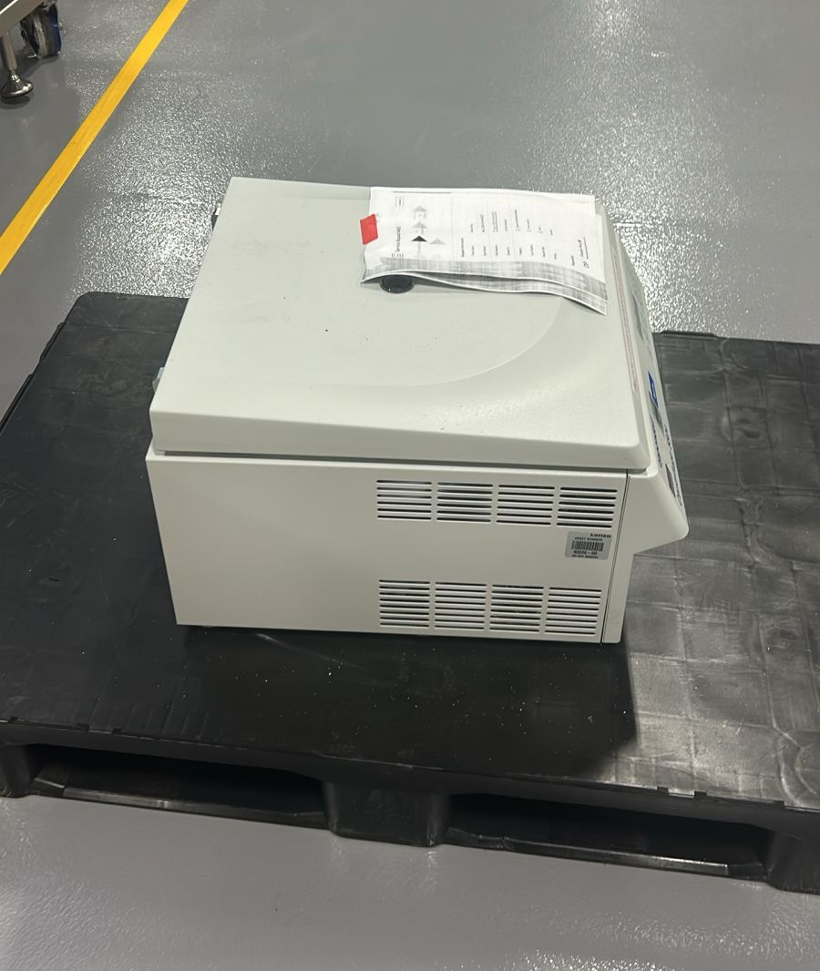 Used Centrifuge - Eppendorf - 5804 - PR013