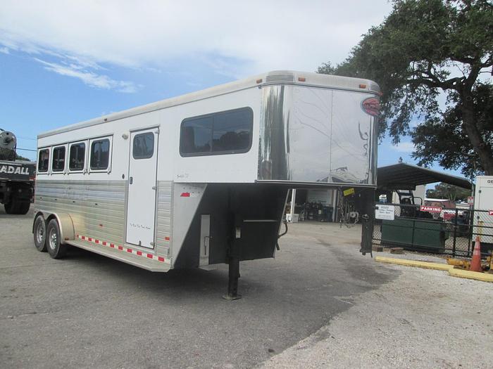 Used 2009 Sundowner 3 Slant Horse Trailer