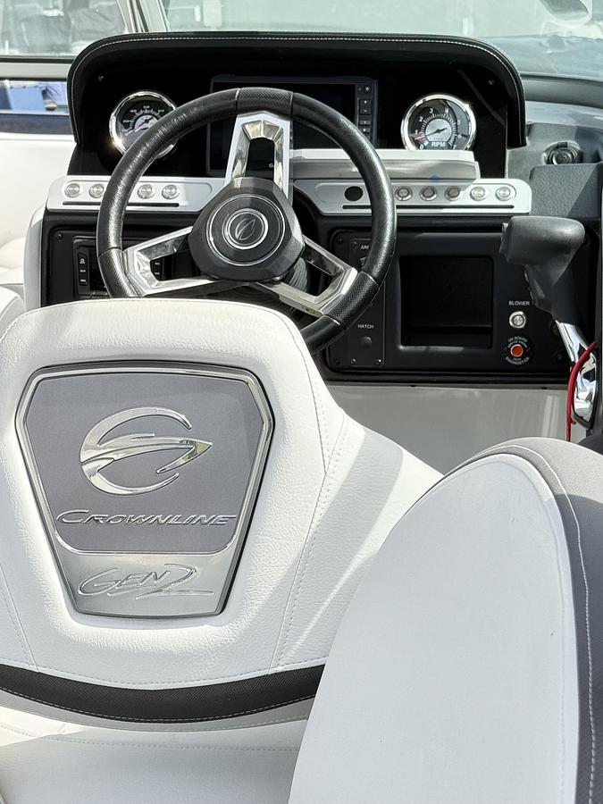 Used 2022 Crownline E255