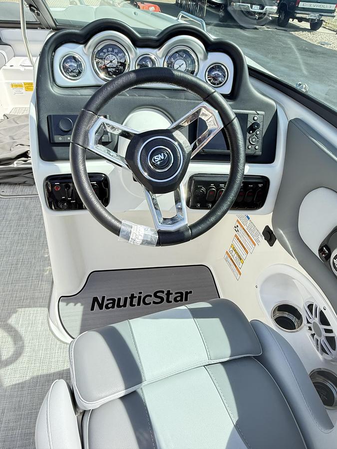 2023 NauticStar 243 DC