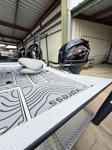 2025 Xpress H-22 BAY