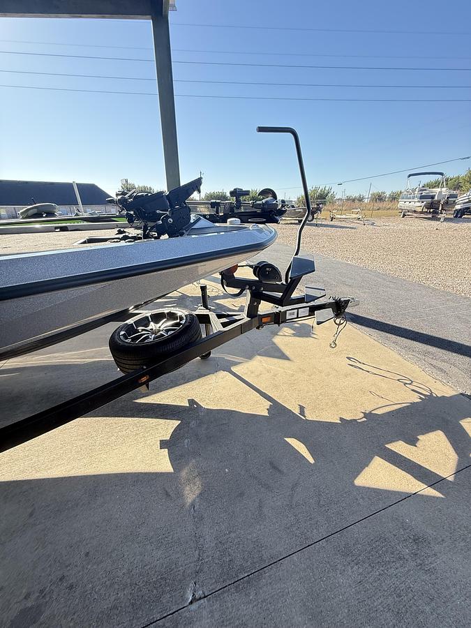 Used 2024 IKON LX 21