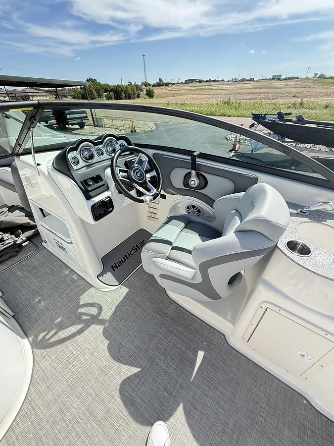 2023 NauticStar 243 DC