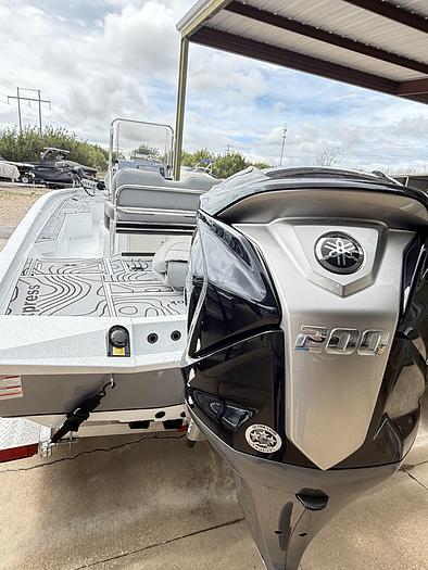 2025 Xpress H-22 BAY