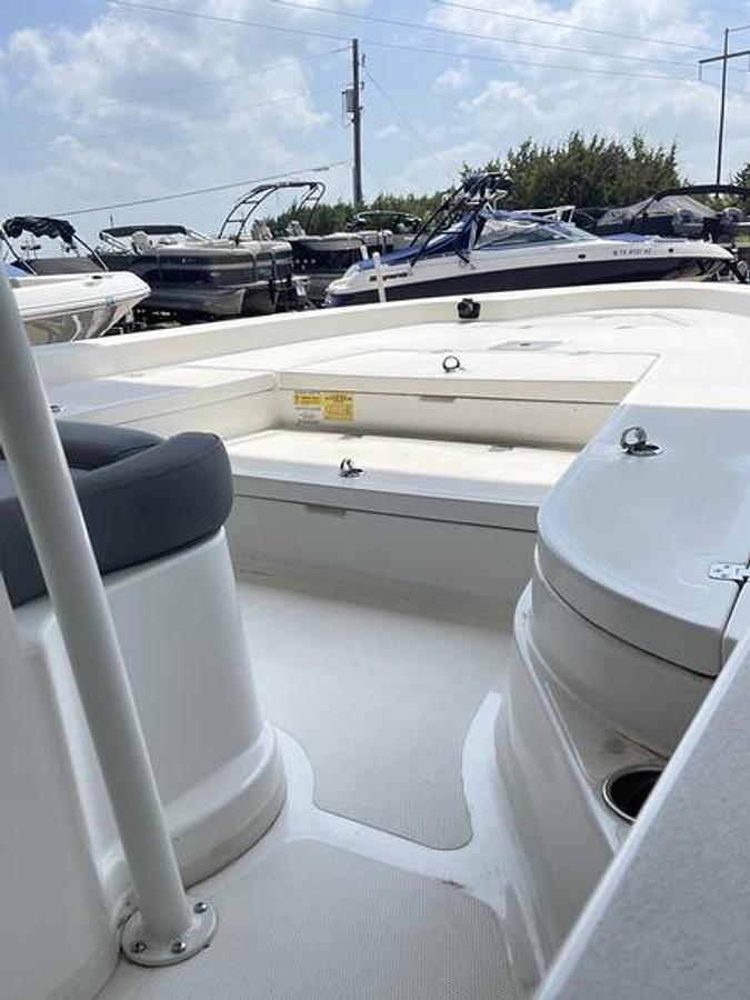 2023 NauticStar 227 XTS BAY DEALER DEMO HUGE DISCOUNT, (MOTOR HAS BEEN NIZPROED TO 332HP.)
