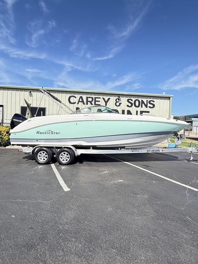 2023 NauticStar 243 DC