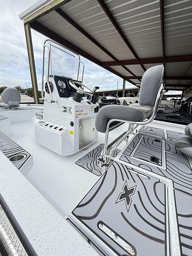 2025 Xpress H-22 BAY