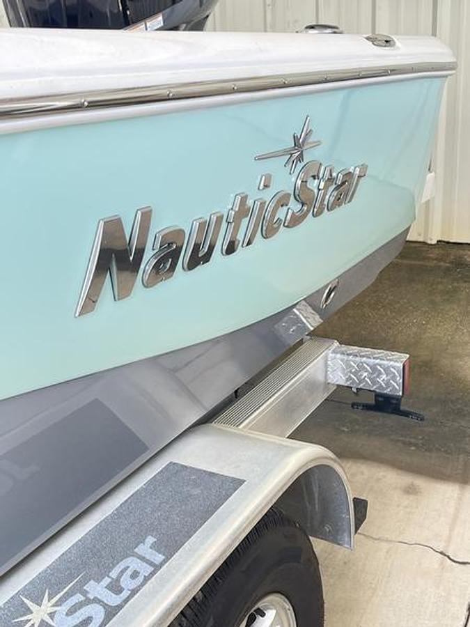 2023 NauticStar 227 XTS BAY DEALER DEMO HUGE DISCOUNT, (MOTOR HAS BEEN NIZPROED TO 332HP.)