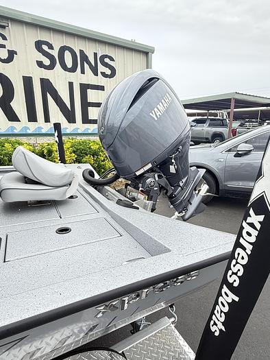 2025 Xpress H-210 BAY