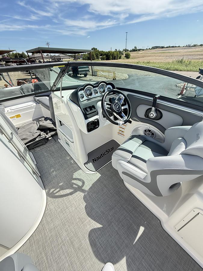 2023 NauticStar 243 DC