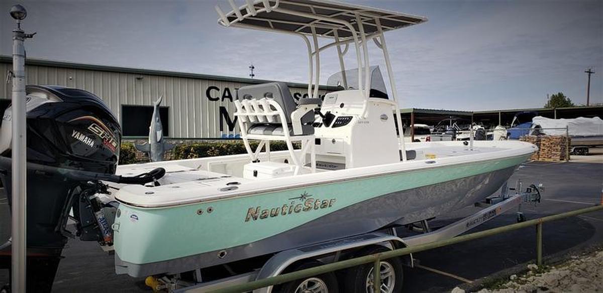 2023 NauticStar 227 XTS BAY DEALER DEMO HUGE DISCOUNT, (MOTOR HAS BEEN NIZPROED TO 332HP.)
