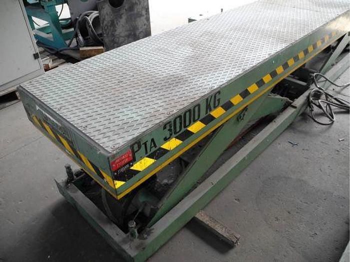 Usato Piattaforma elevatore C.F.M. 3000 Kg.