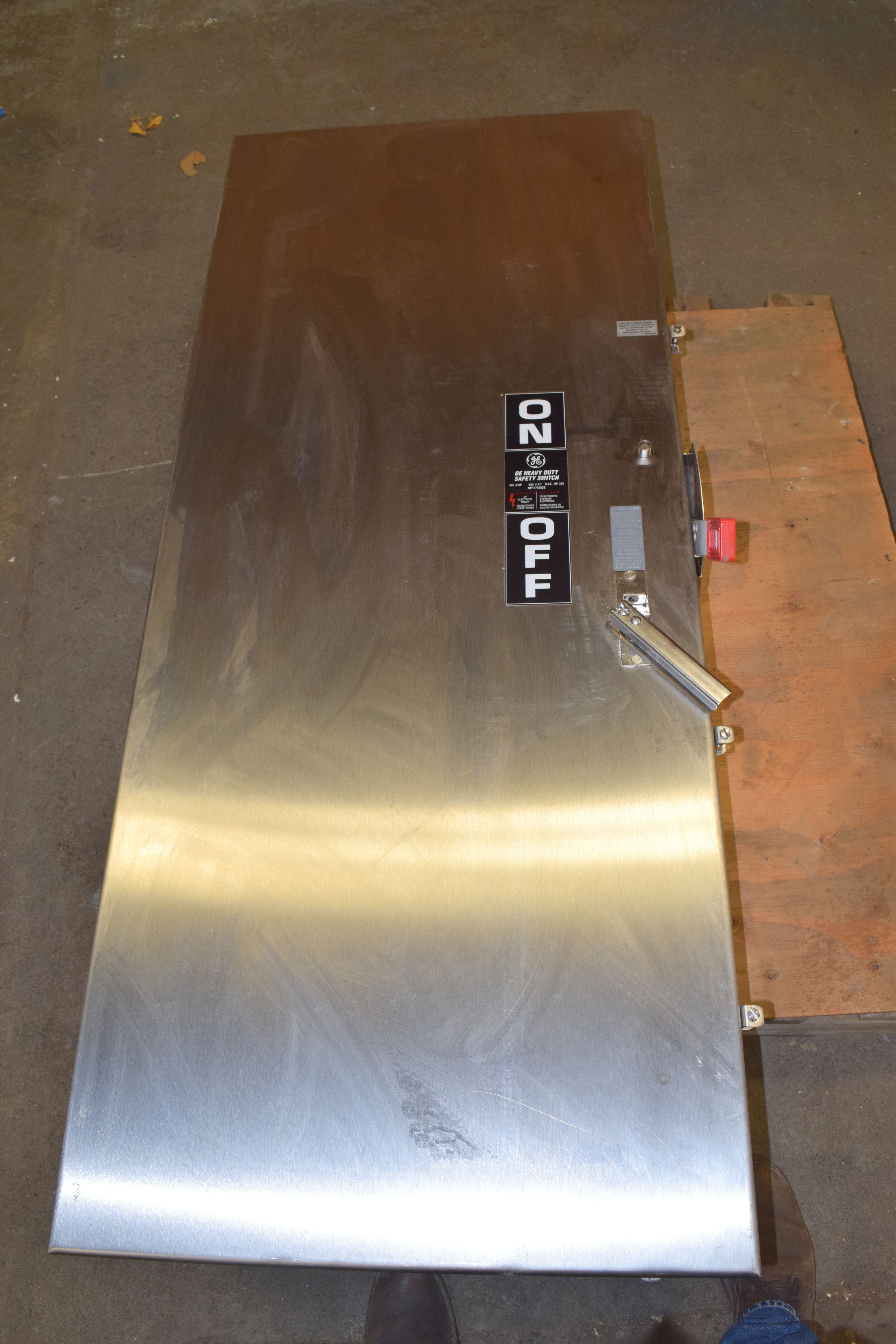 Used 400 amp Stainless disconnect, new stainless steel GE heavy duty safety switch 400 amp, 400 amp switch GE NP1578002B, Type 1, 4, 4X, 5, 12, Enclosure, Catalog # THN3365SS, new/unused