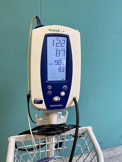 Gebraucht Welch Allyn Spot Vital Signs Monitor auf Trolley mit Fingersensor, Manschette, Spo2