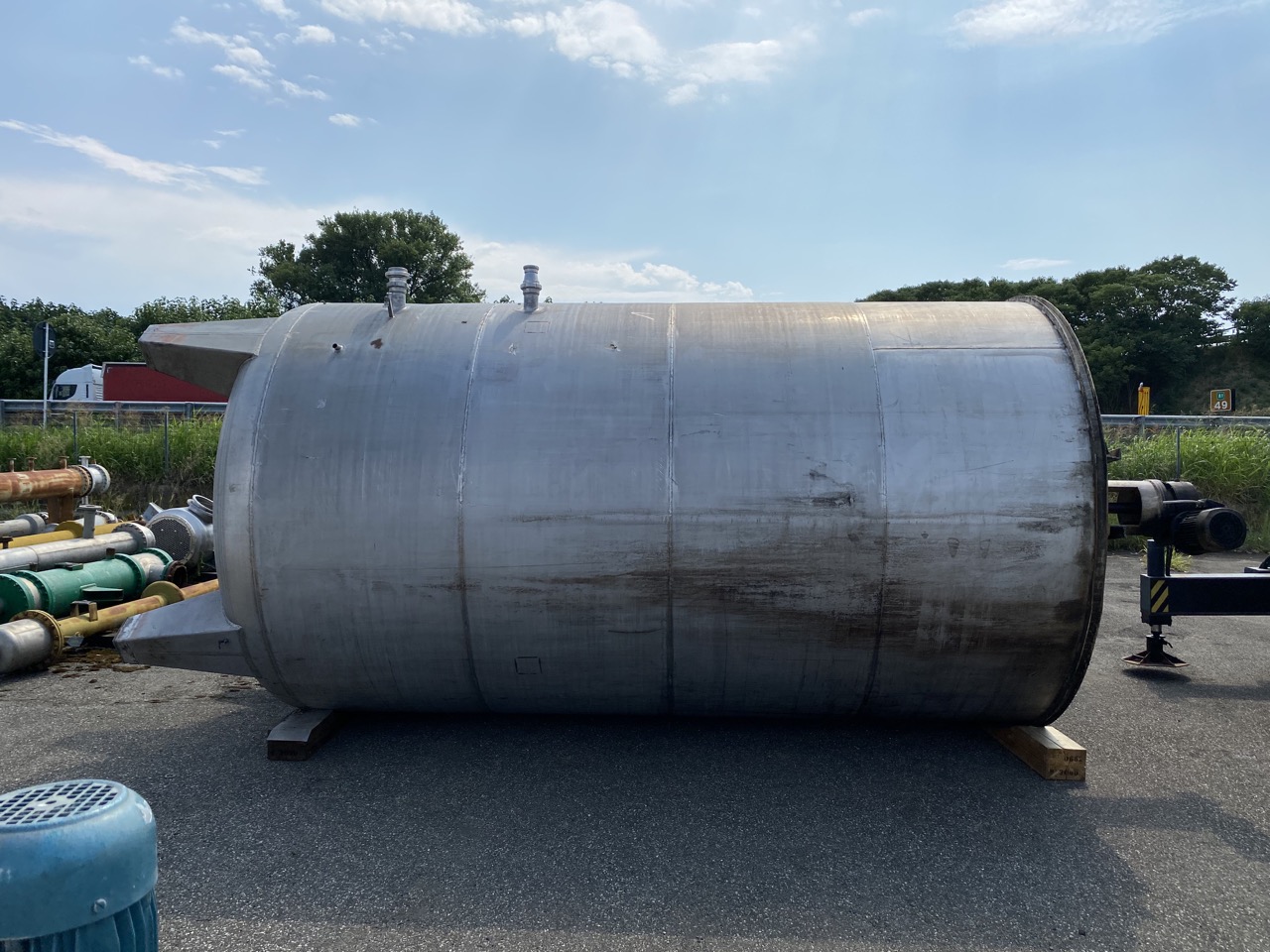 Used 37000 lt vertical tank with mixer