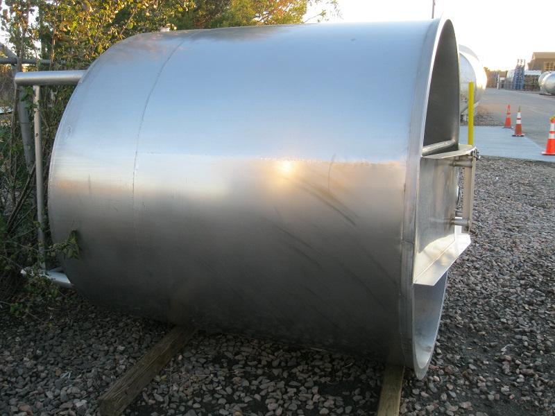 Usado 1000 GALLON SINGLE SHELL TANK WITH BEVEL SEAT OUTLET