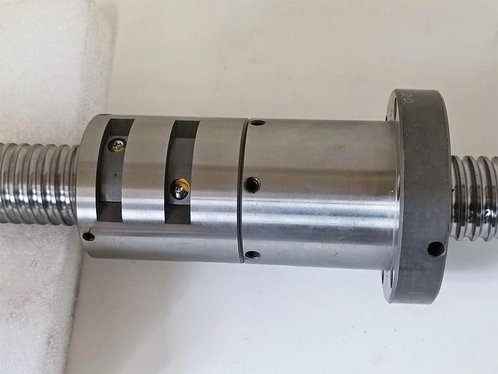 Geschliffener Präzisions Kugelgewindetrieb, D32 mm, 1080 mm, , neu