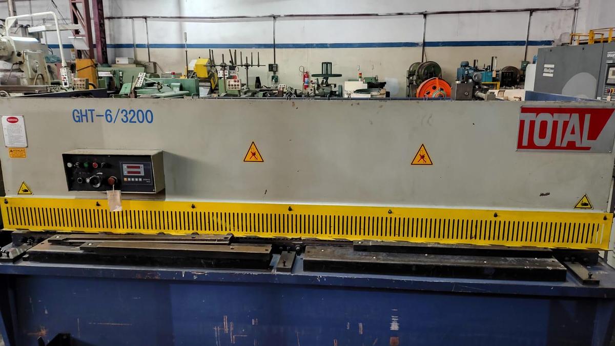 Usado Guilhotina Hidráulica Total GHT-6/3200 CNC