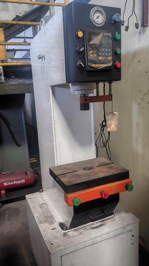 Usado Prensa Hidráulica 8 ton com CLP