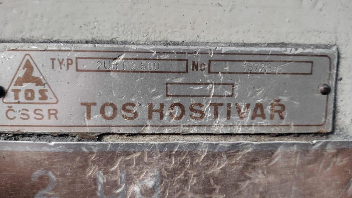 Usado Retífica cilíndrica TOS 2-UD/P 500mm