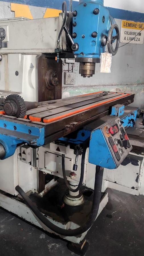 Usado Fresadora Universal Russa 