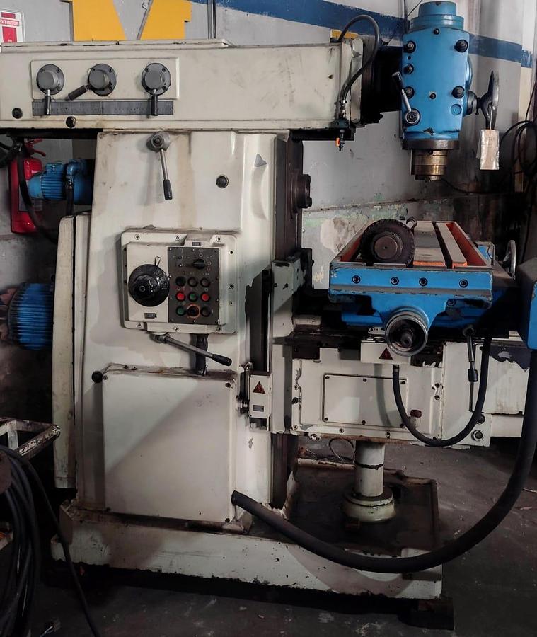 Usado Fresadora Universal Russa 