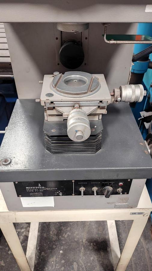 Usado Projetor de Perfil Mitutoyo PJ-300