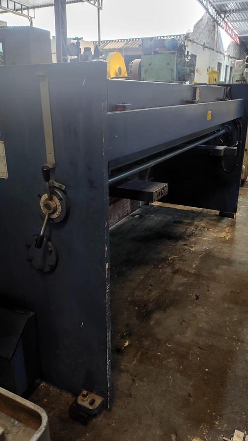 Usado Guilhotina Hidráulica Total GHT-6/3200 CNC