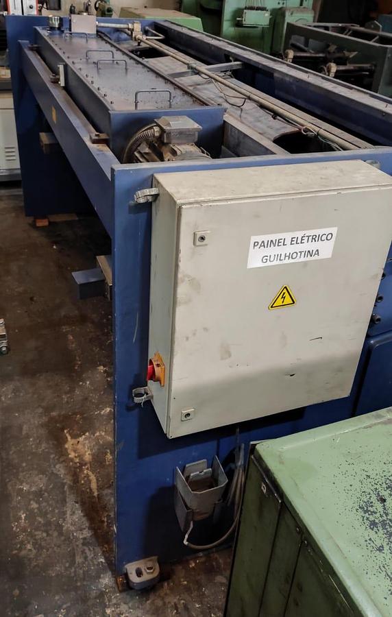 Usado Guilhotina Hidráulica Total GHT-6/3200 CNC