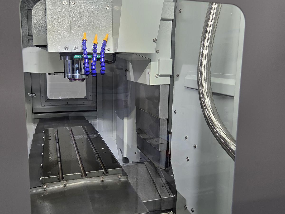 Rogi VMC640 CNC vertical machining center