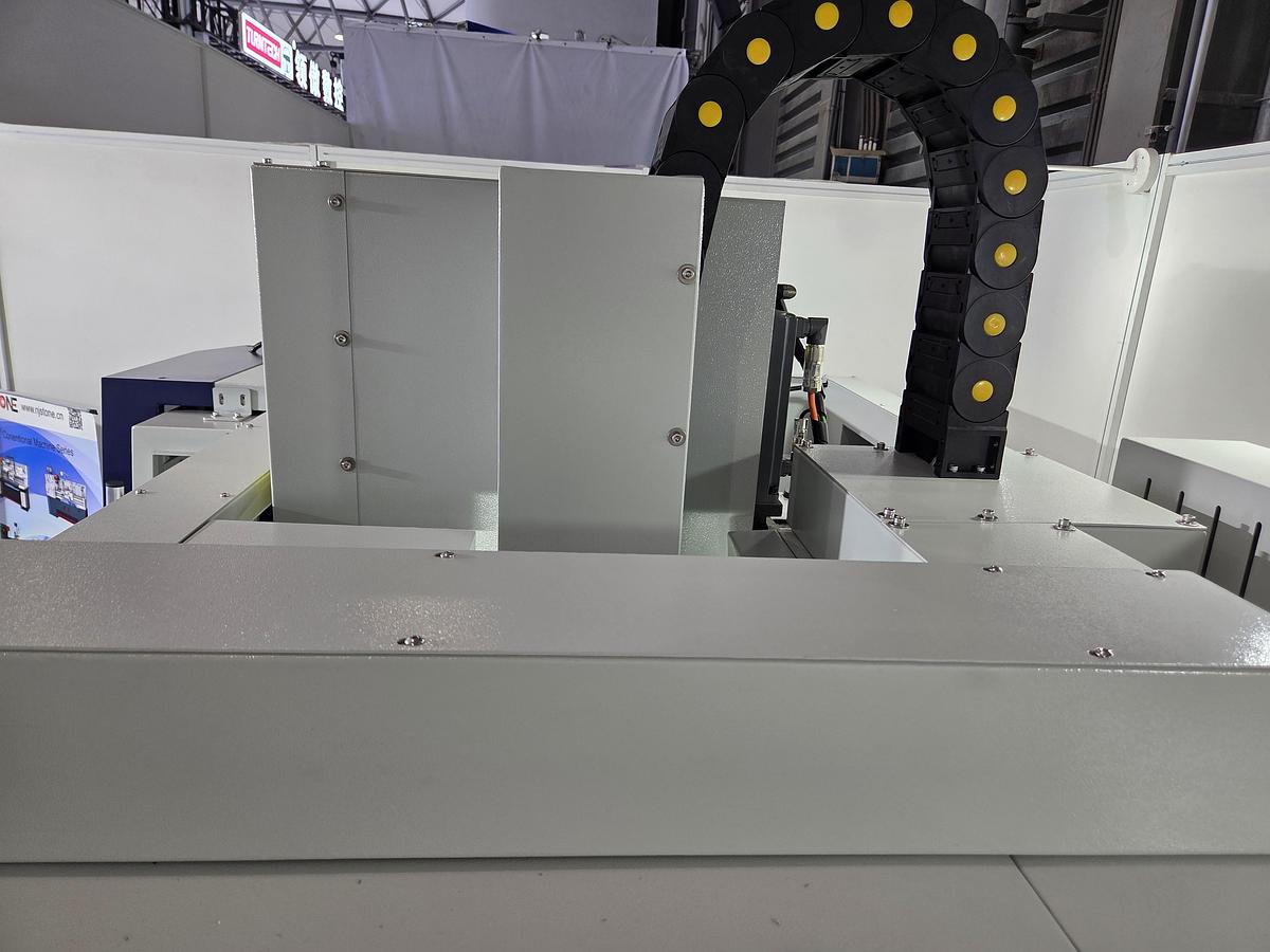 Rogi VMC640 CNC vertical machining center