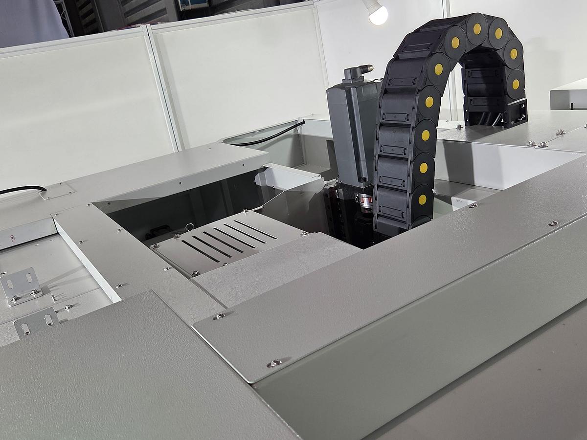 Rogi VMC640 CNC vertical machining center