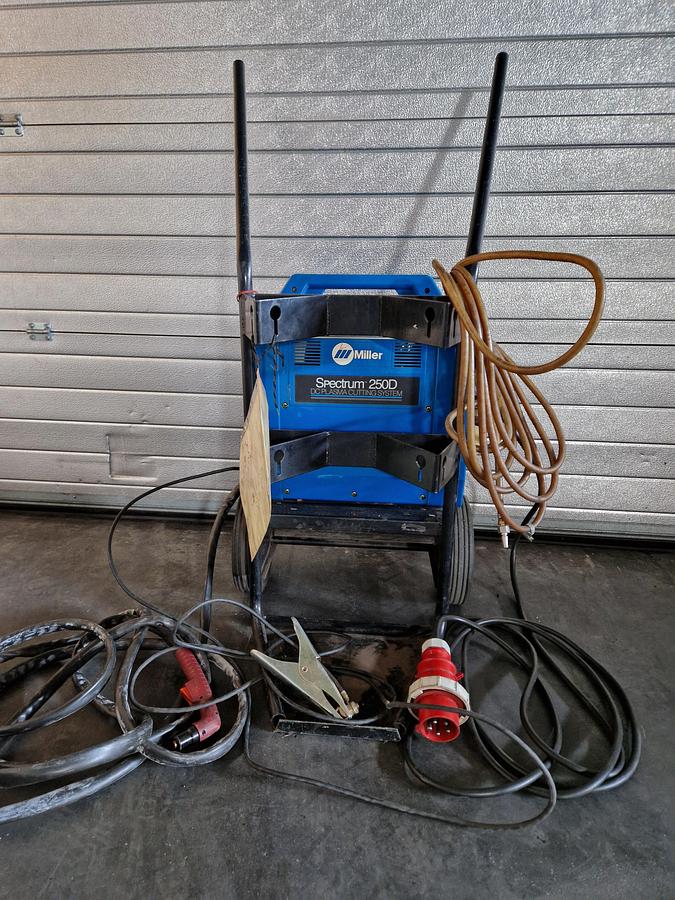 Used MILLER Spectrum 250D