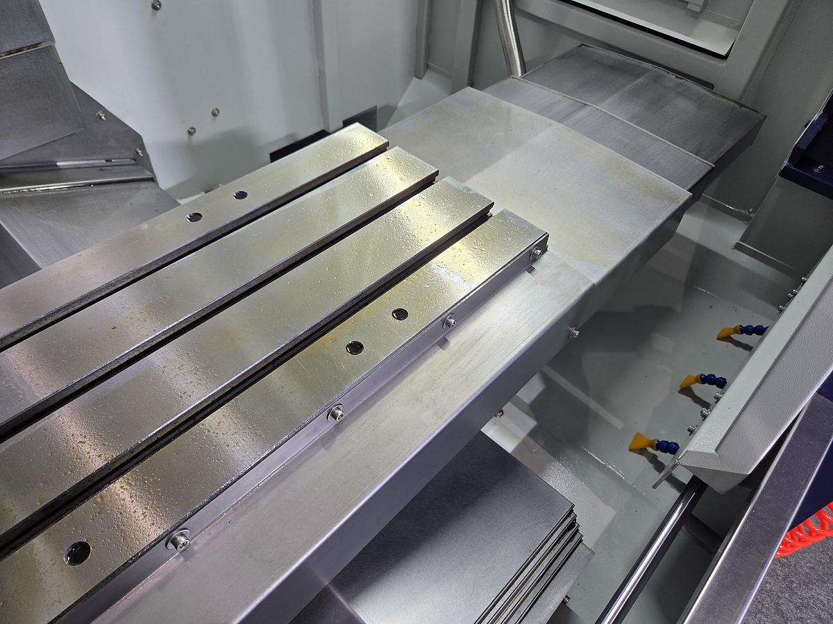 Rogi VMC640 CNC vertical machining center