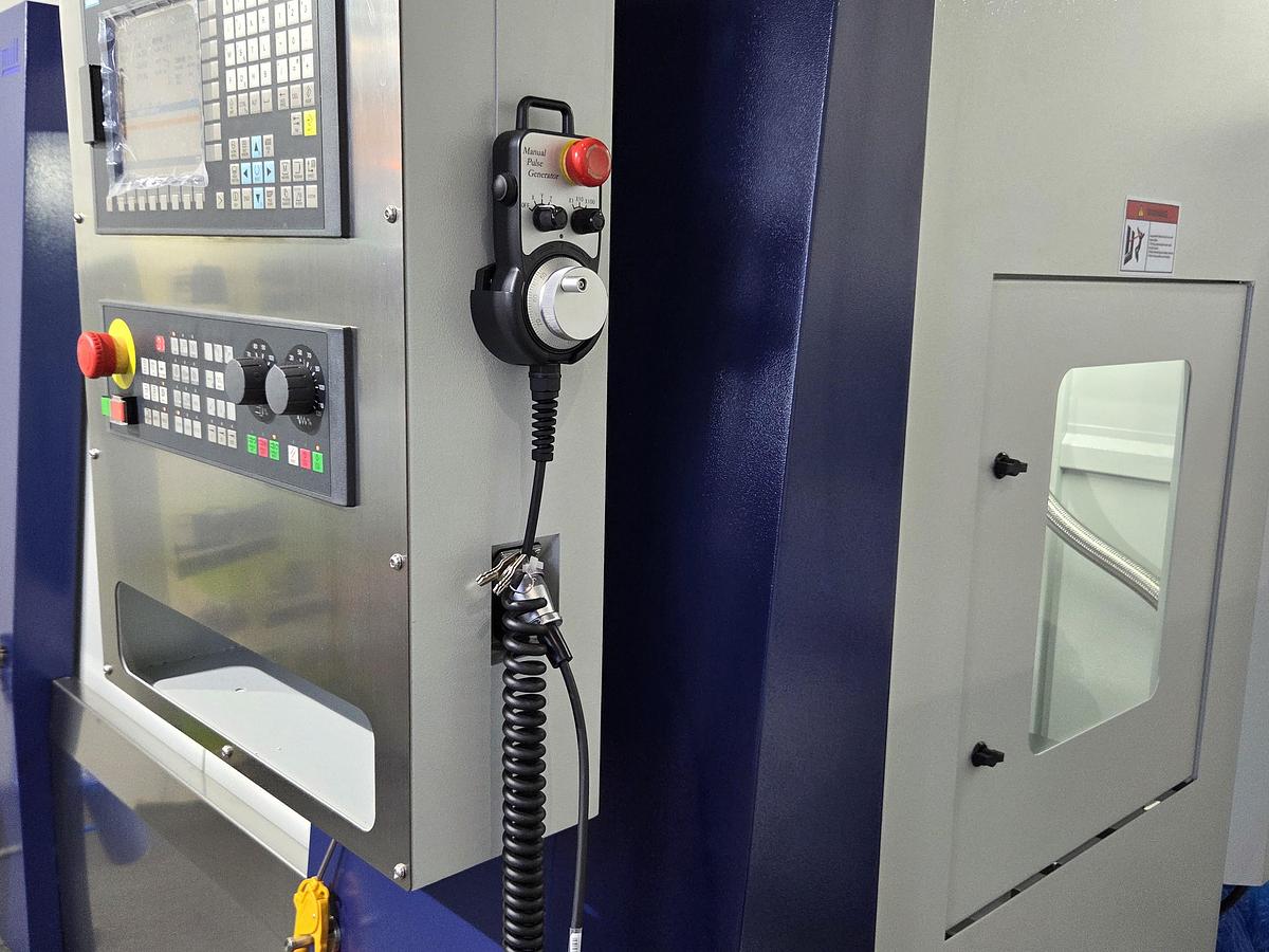 Rogi VMC640 CNC vertical machining center