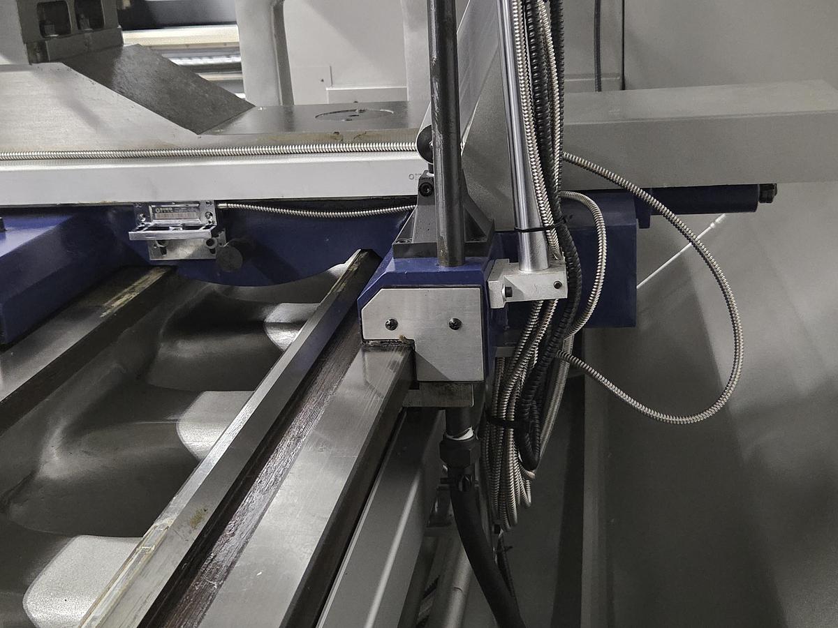 Rogi WM770x2000 lathe