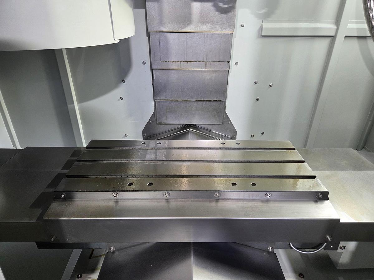 Rogi VMC640 CNC vertical machining center
