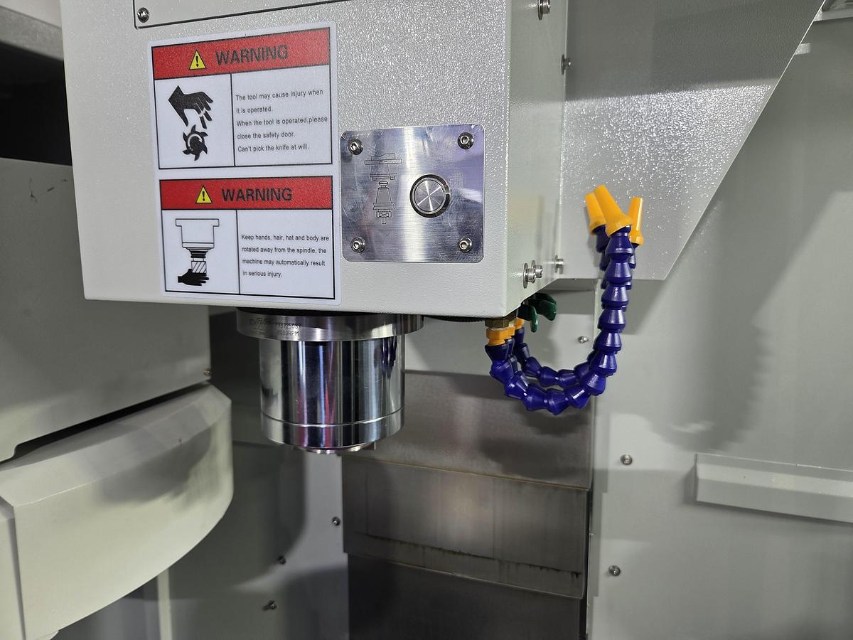 Rogi VMC640 CNC vertical machining center