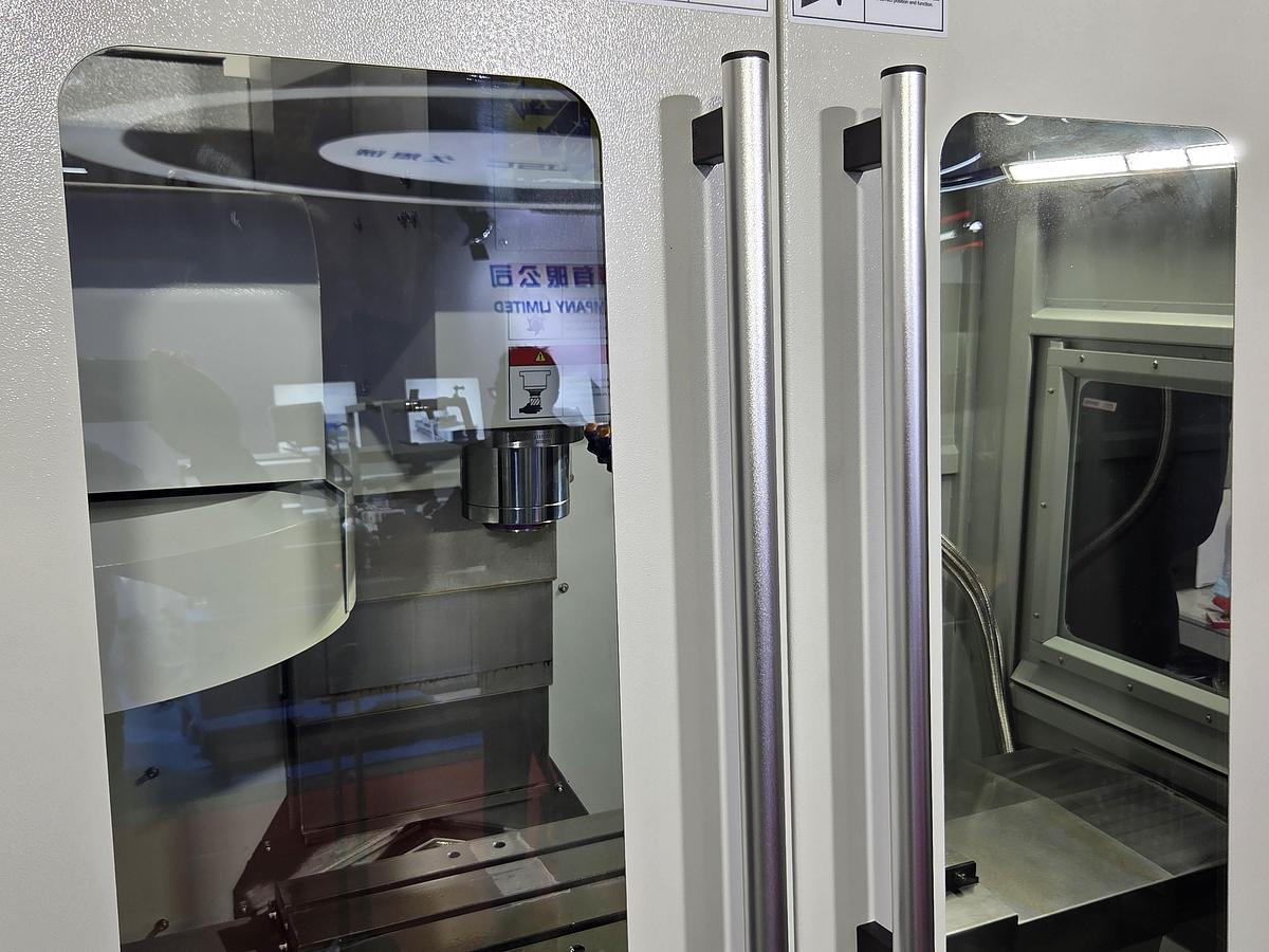 Rogi VMC640 CNC vertical machining center