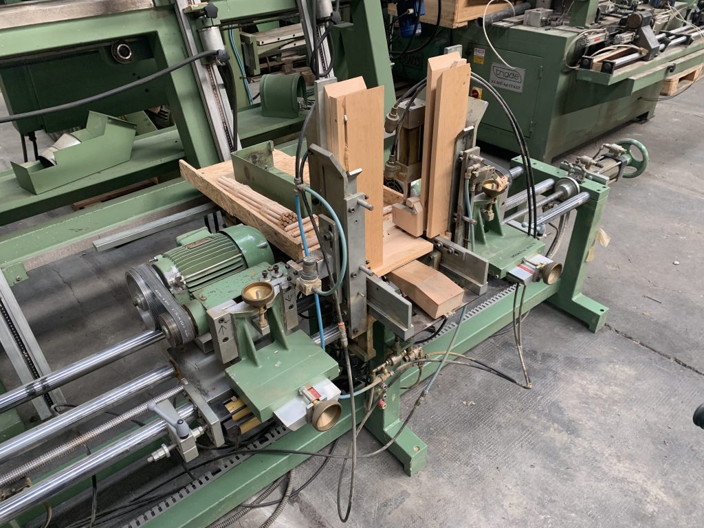 Usato Fresatrice smussatrice doppia, automatica, per fuselli tondi o prodotti similari