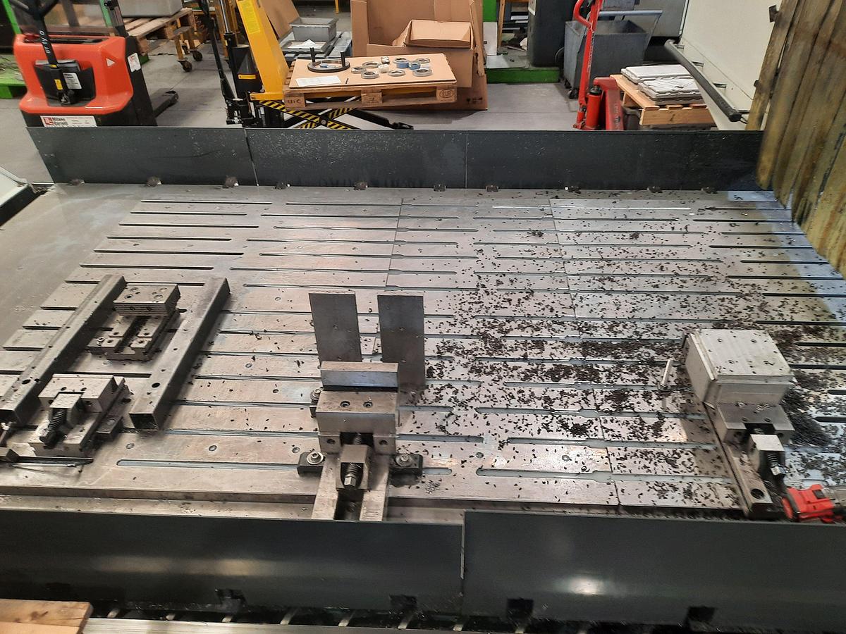 Usato CENTRO DI LAVORO A PORTALE CINQUE ASSI HAAS GM-2 AX USATO