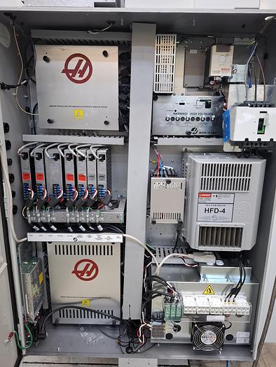 Ricondizionato CENTRO DI LAVORO HAAS CINQUE ASSI MOD UMC 500 SS PRONTA CONSEGNA