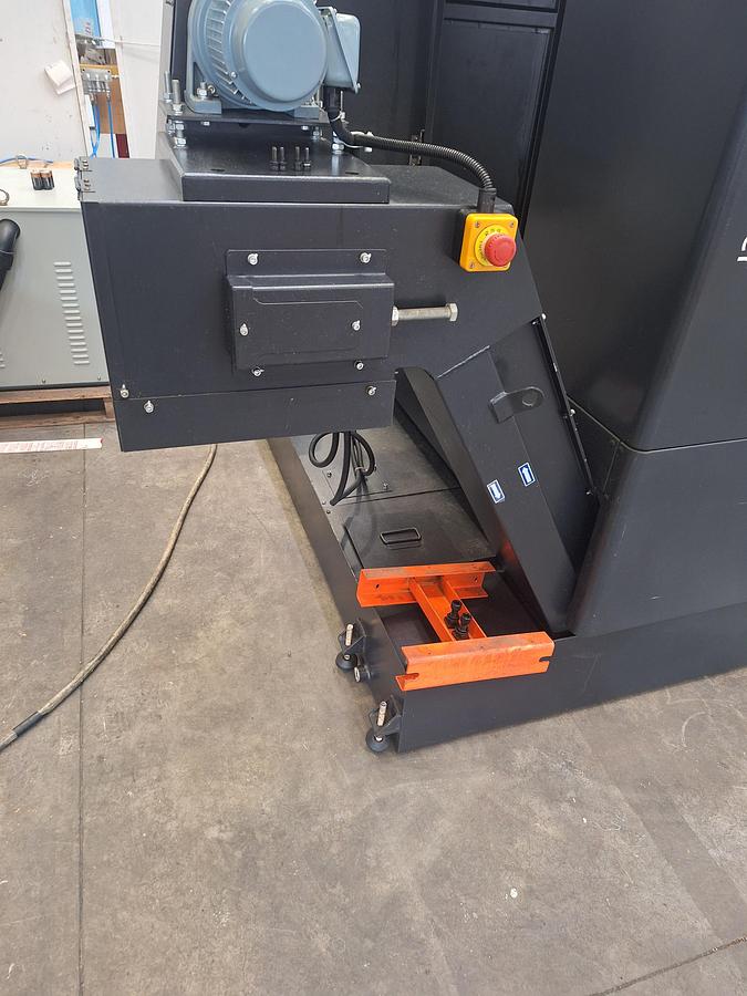 Usato CENTRO DI LAVORO NEWEY VM 1155 S USATO