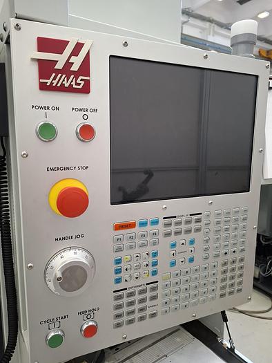 Ricondizionato CENTRO DI LAVORO HAAS CINQUE ASSI MOD UMC 500 SS PRONTA CONSEGNA