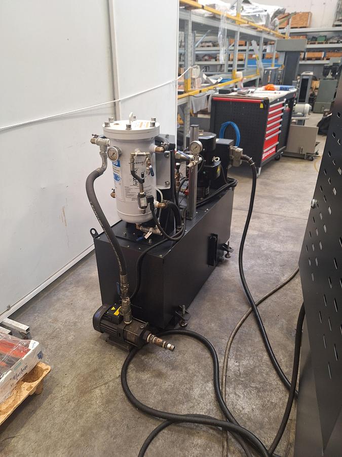 Usato CENTRO DI LAVORO NEWEY VM 1155 S USATO