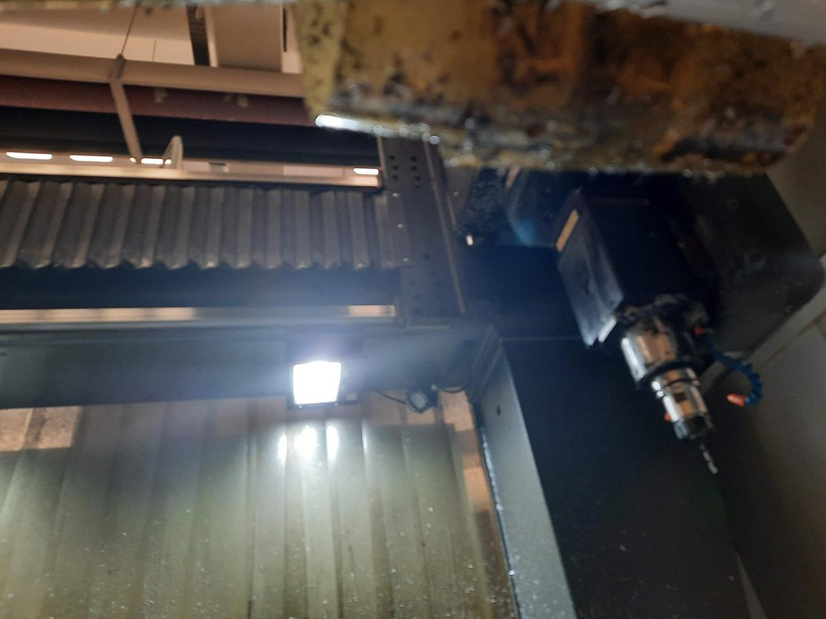 Usato CENTRO DI LAVORO A PORTALE CINQUE ASSI HAAS GM-2 AX USATO