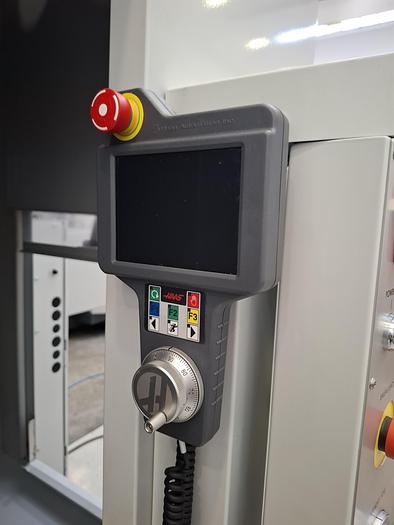 Ricondizionato CENTRO DI LAVORO HAAS CINQUE ASSI MOD UMC 500 SS PRONTA CONSEGNA