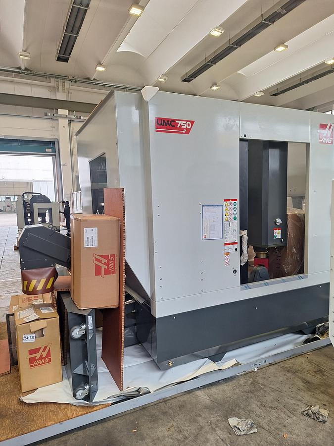 Usato CENTRO DI LAVORO 5 ASSI UMC 750 SS SHOW ROOM